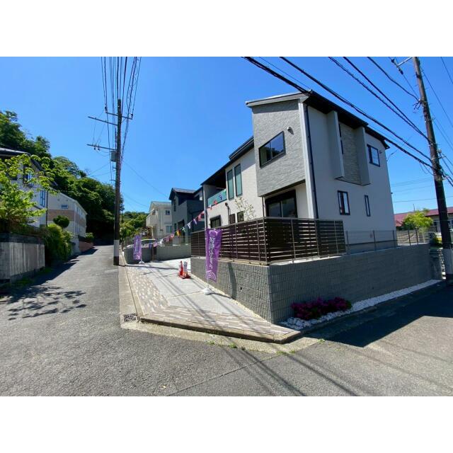 周辺は交通量の少ない生活道路。車の出し入れも余裕をもって運転できます。