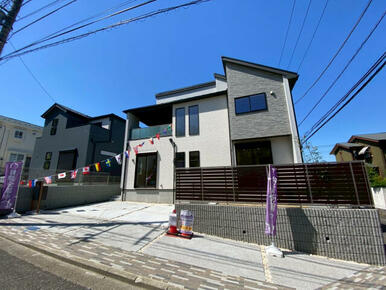 南道路に面し、日当たり良好！明るく開放的な住まいで、毎日が心地よい空間に。カースペース3台分完備で、