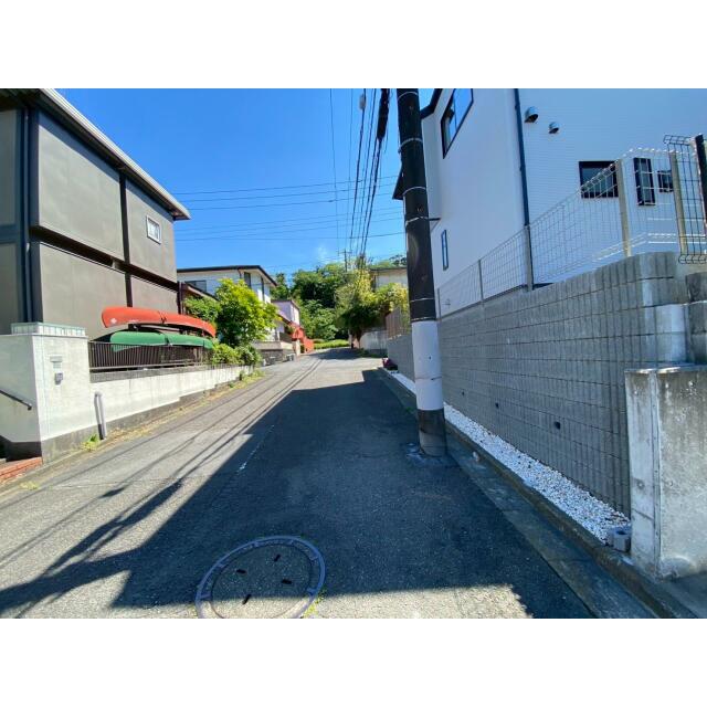 周辺は交通量の少ない生活道路。車の出し入れも余裕をもって運転できます。
