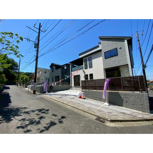 周辺は交通量の少ない生活道路。車の出し入れも余裕をもって運転できます。