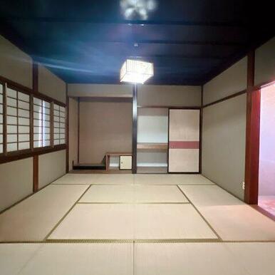 2階の8帖和室。押入、床の間があります。
