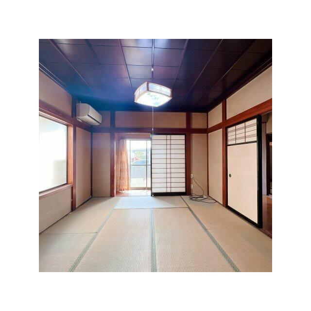 ダイニングキッチン横の8帖和室。エアコン付きでリビングとしてもゆったり使えますね♪