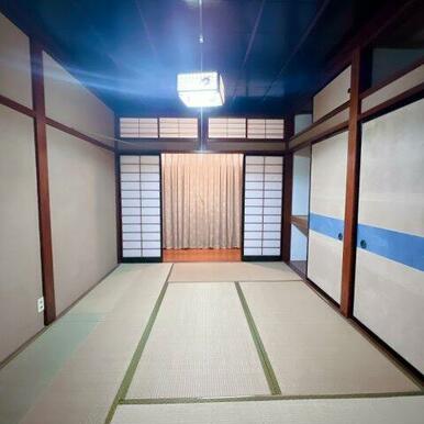 6帖和室。2畳分の押入があり収納たっぷりです！