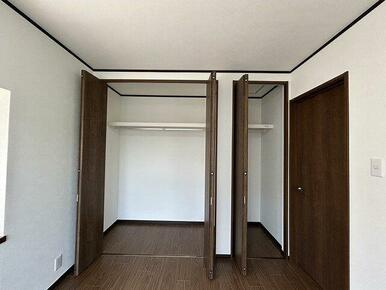 「２階南西側洋室」大きめの収納が設置されております。
