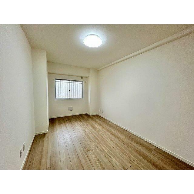 「洋室６帖（北東）ドア側からの眺めです」