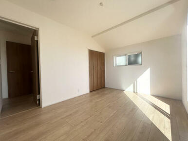 収納付き全居室なのでとても便利な仕様です♪お洋服がたくさんのご家族も安心です☆