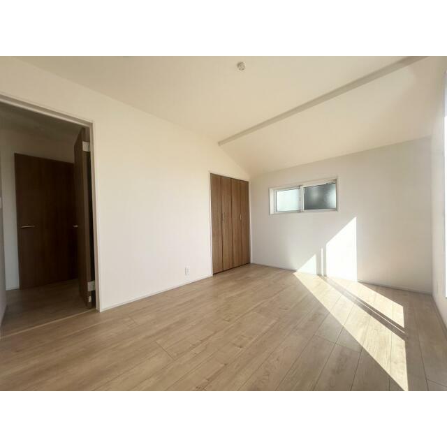 収納付き全居室なのでとても便利な仕様です♪お洋服がたくさんのご家族も安心です☆