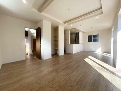 広々としたリビングが魅力的♪日当たりもよく居心地の良い空間です。自然と家族が集まりコミュニケーション