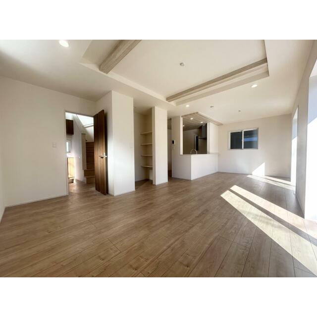 広々としたリビングが魅力的♪日当たりもよく居心地の良い空間です。自然と家族が集まりコミュニケーション