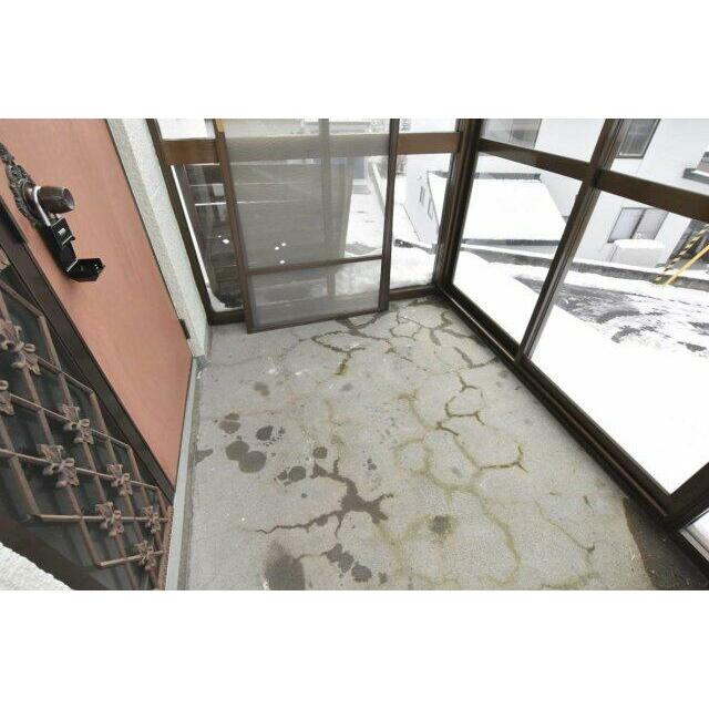 防寒対策の玄関フードあり。ここで雪を落としましょう。