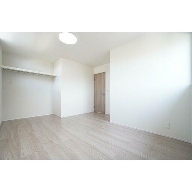 2階8帖洋室。オープンクローゼットでお部屋の広さを最大限に使用できます。※類似物件の参考画像です。
