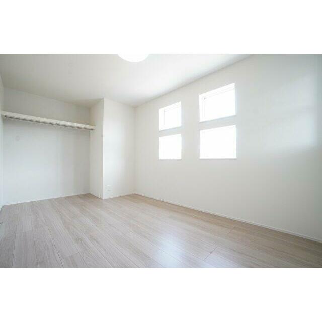 2階7帖洋室。広々したオープンクローゼットを採用しています。※類似物件の参考画像です。