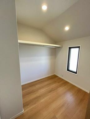 「2階納戸」約2.5帖、季節ものの収納に便利