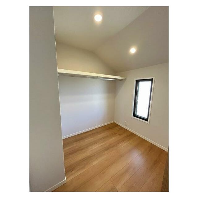 「2階納戸」約2.5帖、季節ものの収納に便利