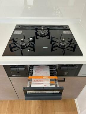 「キッチン」3口ガスコンロ、グリル付き