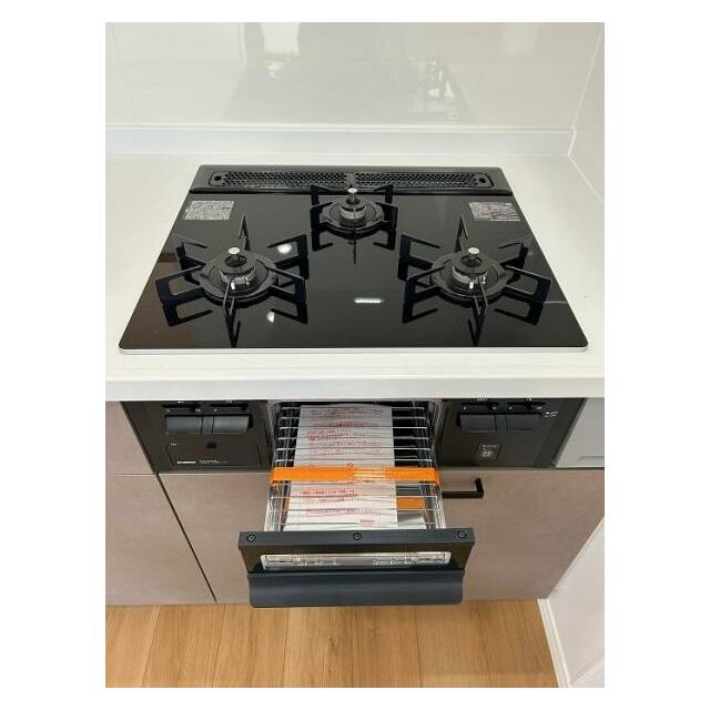 「キッチン」3口ガスコンロ、グリル付き