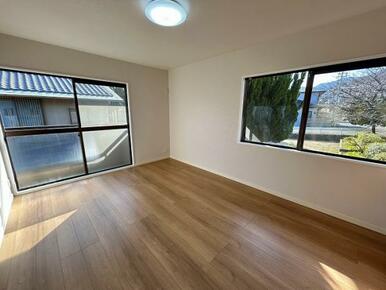 「2階洋室」約6帖、バルコニー付き