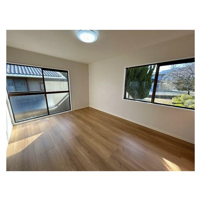 「2階洋室」約6帖、バルコニー付き