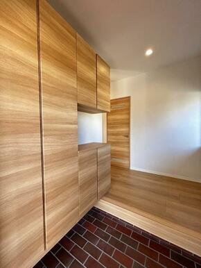 「玄関」シューズ収納新品交換済み