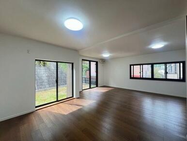 「LDK」光が入り明るい室内です。