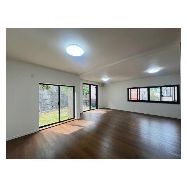 「LDK」光が入り明るい室内です。