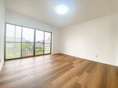 「２階南西洋室」南側のバルコニーに出られます