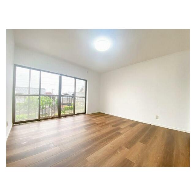 「２階南西洋室」南側のバルコニーに出られます