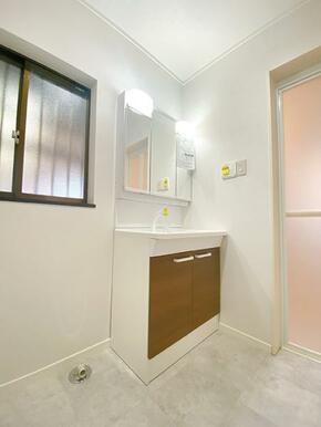 「洗面所」クロス、タイルともに張り替えています