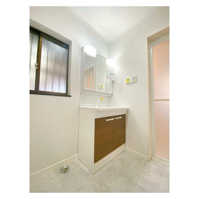 「洗面所」クロス、タイルともに張り替えています