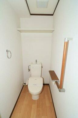 トイレは温水洗浄便座付き　上部棚有り