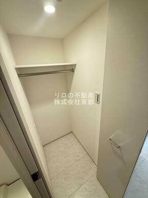 奥行のあるウォークインクローゼットならお荷物多い方でも安心☆