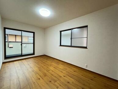 「2階南洋室」全部屋フローリングの上張りをしております。
