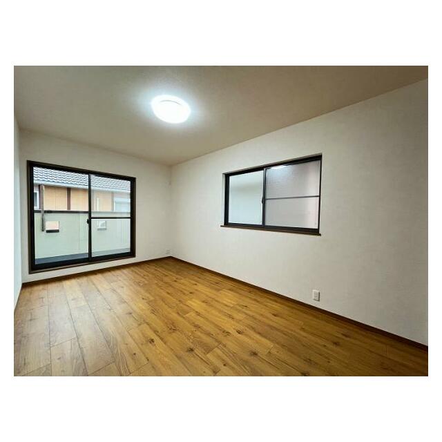 「2階南洋室」全部屋フローリングの上張りをしております。