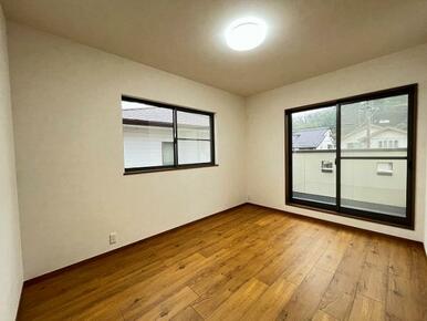 「2階北洋室」2面採光で明るいお部屋です。