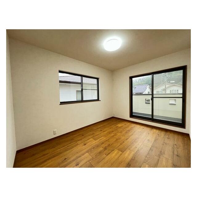 「2階北洋室」2面採光で明るいお部屋です。