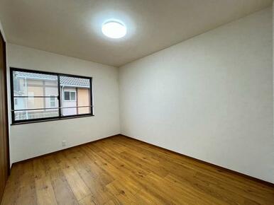 「2階中洋室」どのお部屋にも収納スペースがございます。