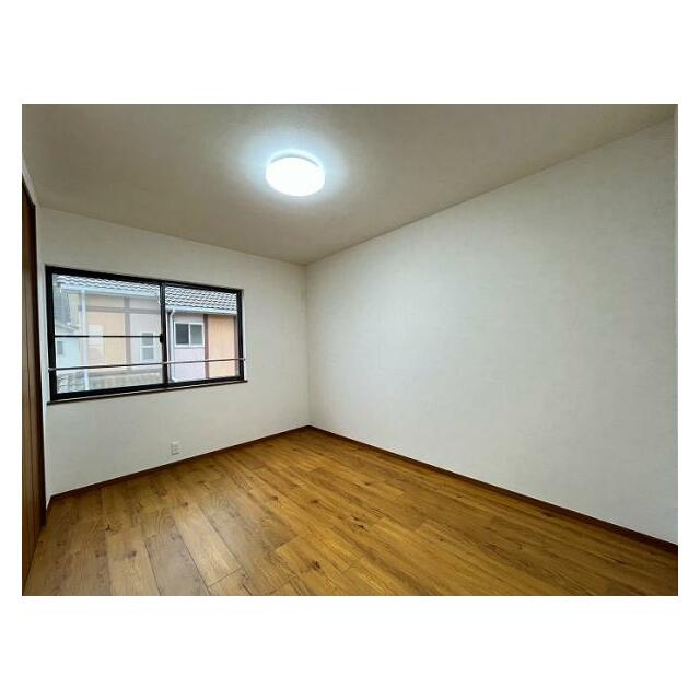 「2階中洋室」どのお部屋にも収納スペースがございます。