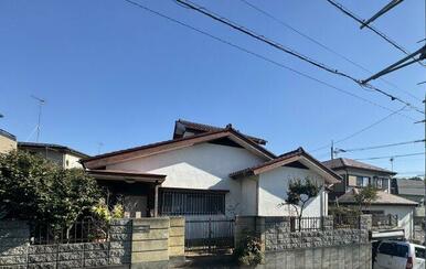白い外壁に落ち着いた色の屋根が映える、端正な佇まい。