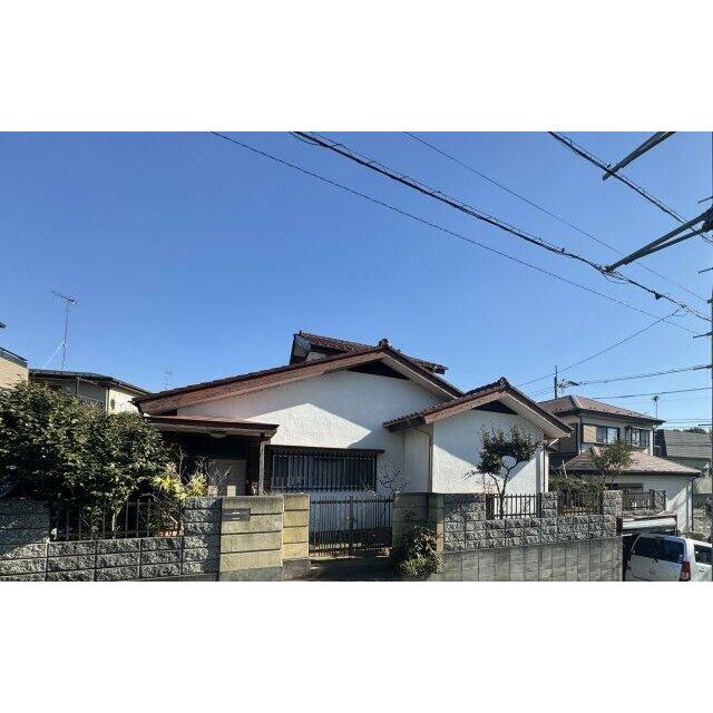 白い外壁に落ち着いた色の屋根が映える、端正な佇まい。