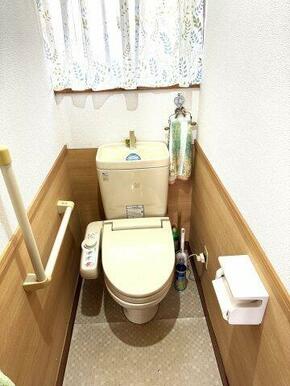 手すり付きで安心。換気もできる窓付トイレ