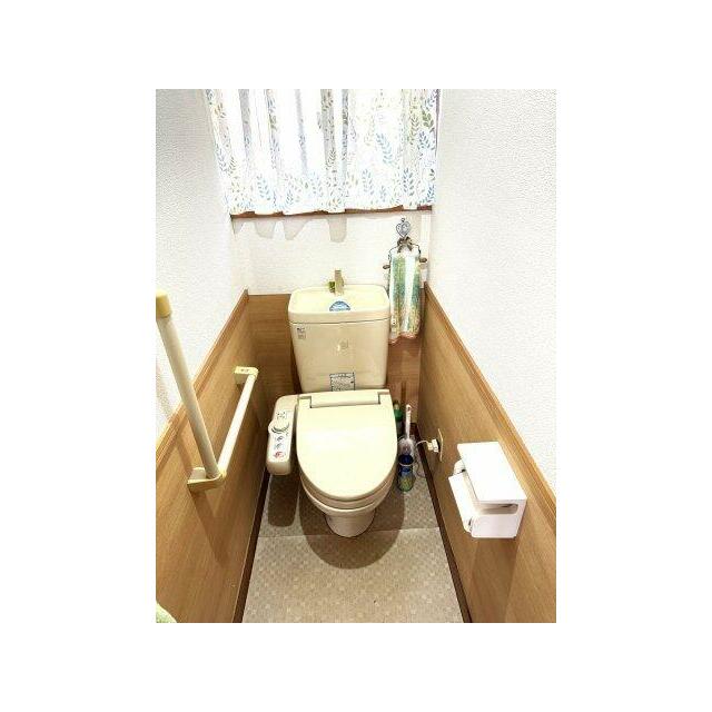 手すり付きで安心。換気もできる窓付トイレ