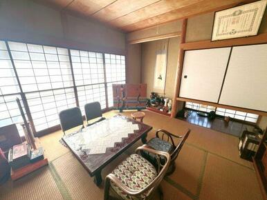 趣のある床の間としなやかな畳が、心安らぐ空間を演出します
