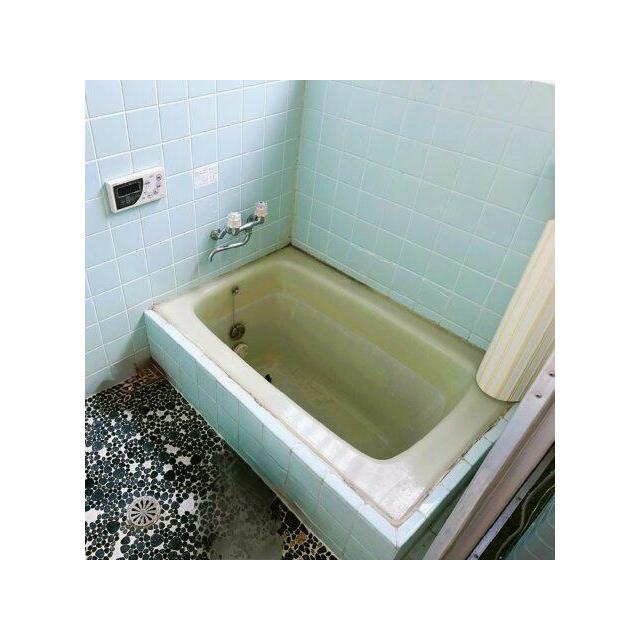 レトロな水色タイルと玉石床が、懐かしさと安らぎを与える浴室
