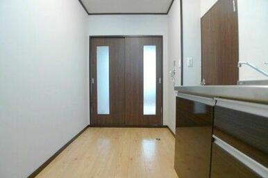 ■玄関より室内