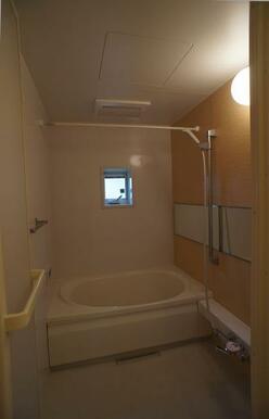 浴室暖房乾燥機・サーモスタット水栓・ワイドミラーを設置した使いやすいユニットバス内部。