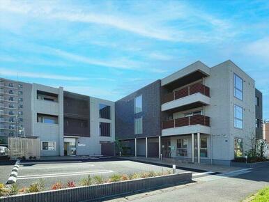 重量鉄骨造３階建て