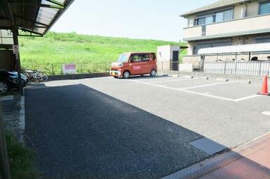 【空要確認】建物前に敷地内駐車場。