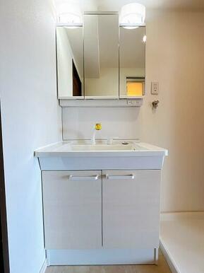 「洗面台」新品交換済みです。（洗濯パンの水栓高さ1.1ｍ　幅0.73ｍ×0.57ｍ）