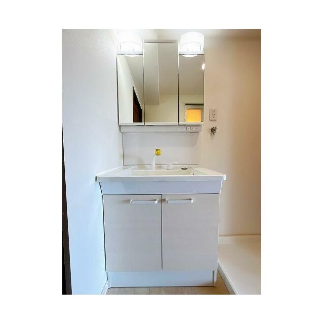 「洗面台」新品交換済みです。（洗濯パンの水栓高さ1.1ｍ　幅0.73ｍ×0.57ｍ）