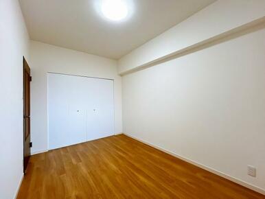 「北西側　約6帖洋室」収納がございます。